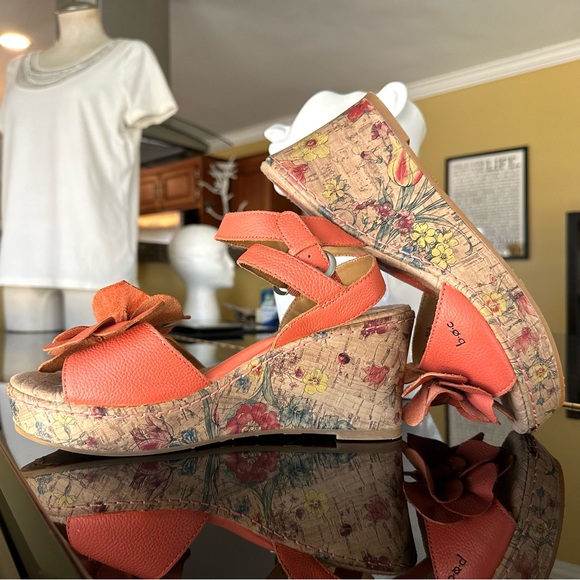 Born B.O.C. Coral Leather & Floral Printed Cork Wedge Flower Toe Buckled Sandals - Picture 5 of 17